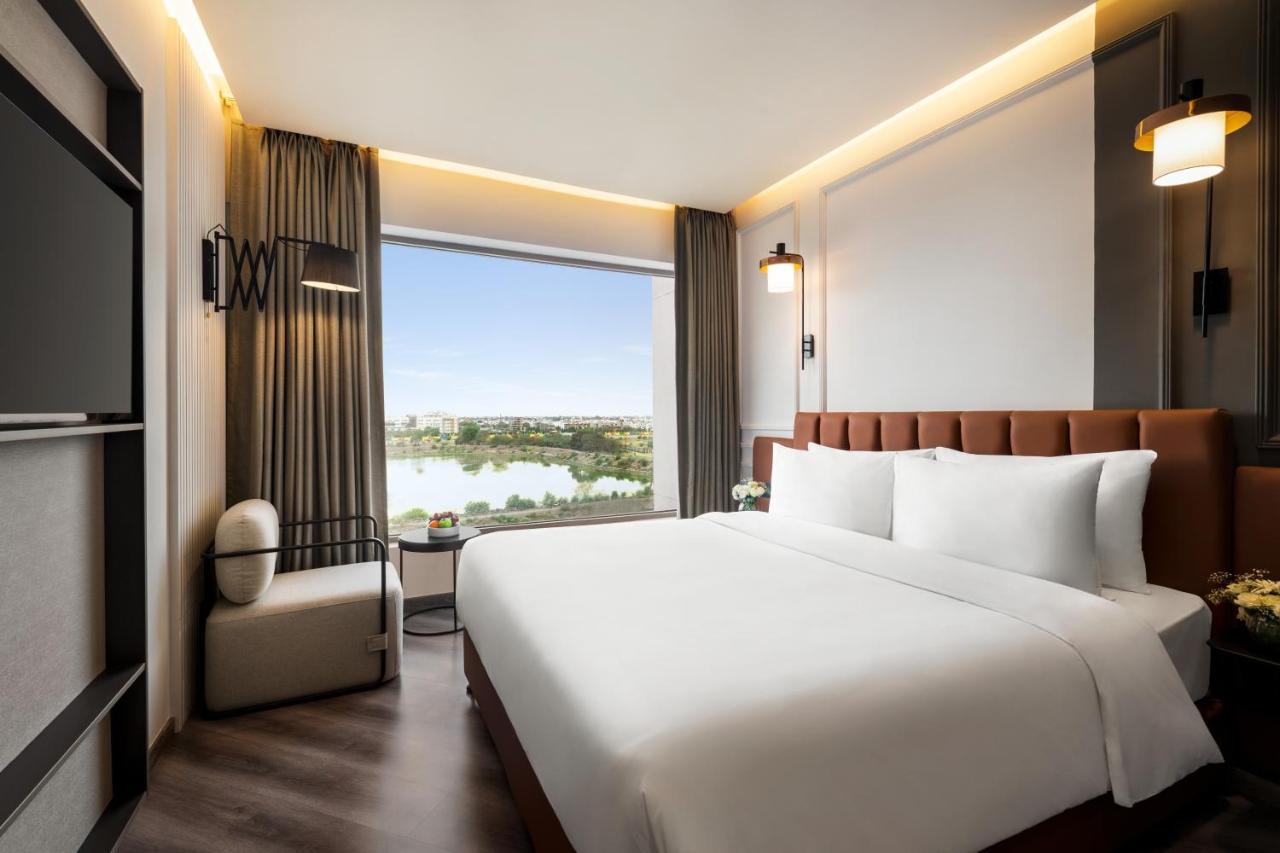 Ramada Encore By Wyndham Indore Nipania Екстер'єр фото