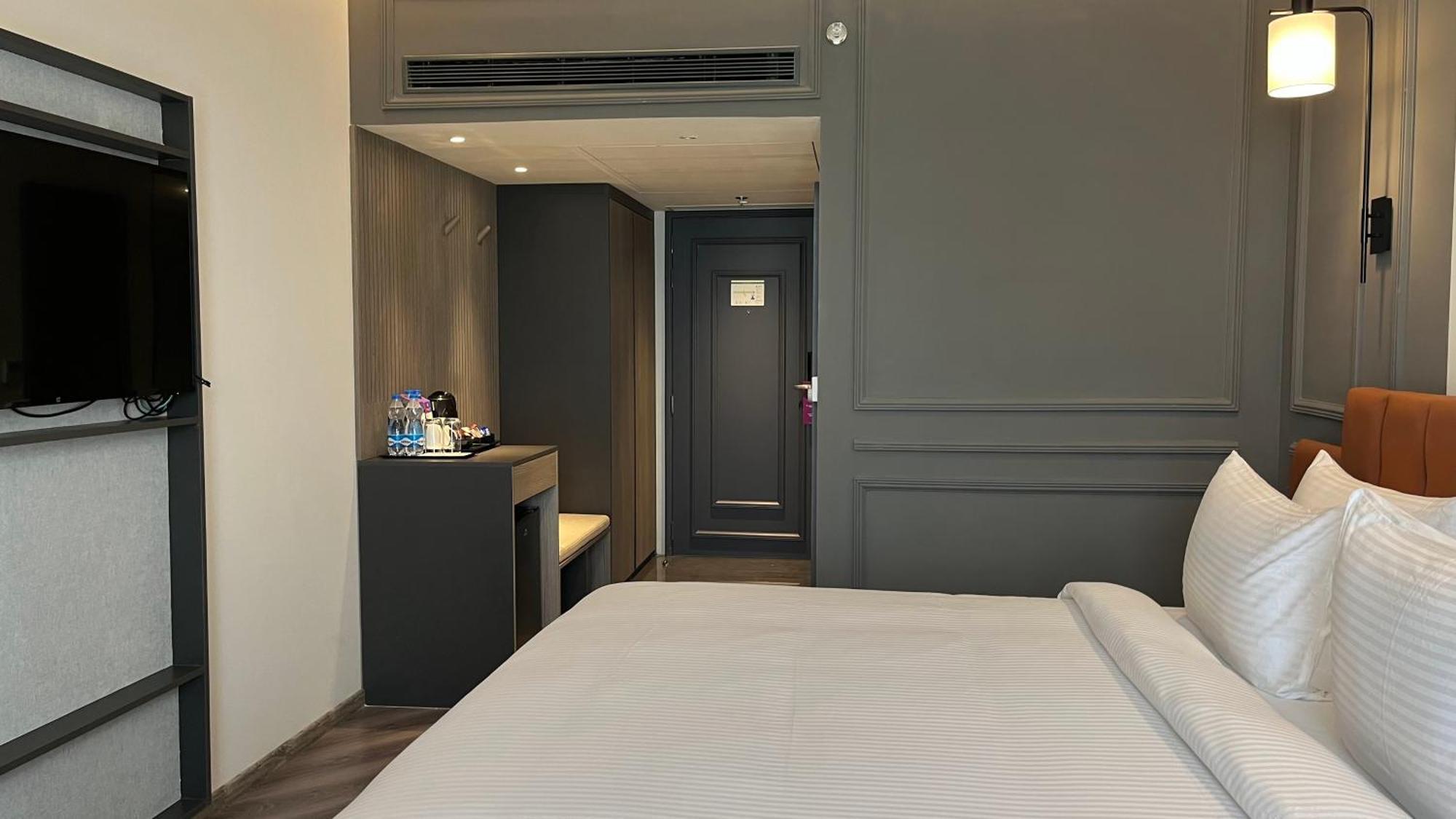 Ramada Encore By Wyndham Indore Nipania Екстер'єр фото