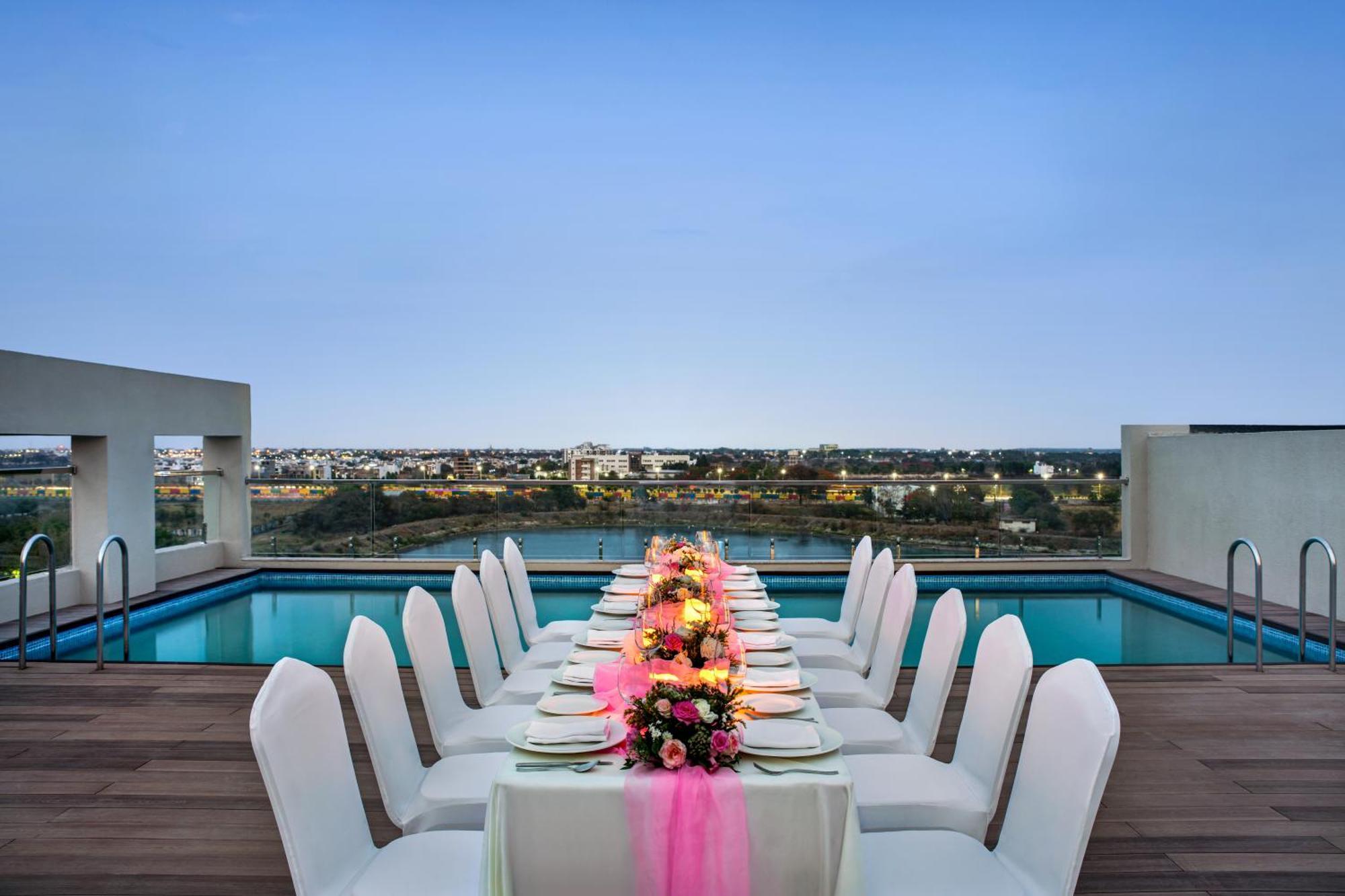 Ramada Encore By Wyndham Indore Nipania Екстер'єр фото